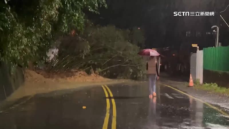 由於近日大雨不斷，基隆七堵區2個路段發生邊坡土石坍方，大量土石連同樹木從山坡滑落下來。