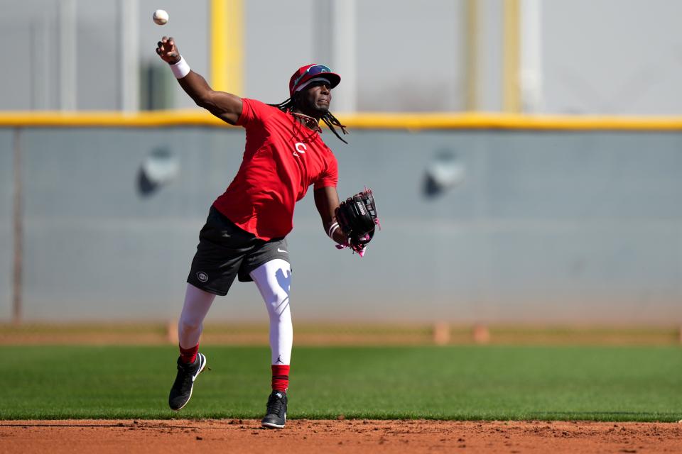 Cincinnati Reds shortstop Elly De La Cruz (44) throws to first base during spring training workouts, Wednesday, Feb. 14, 2024, at the team’s spring training facility in Goodyear, Ariz.