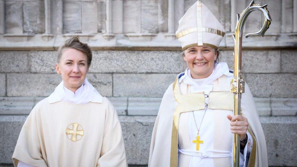 Hedvig Astrom junto a la obispa Karin Johannesson