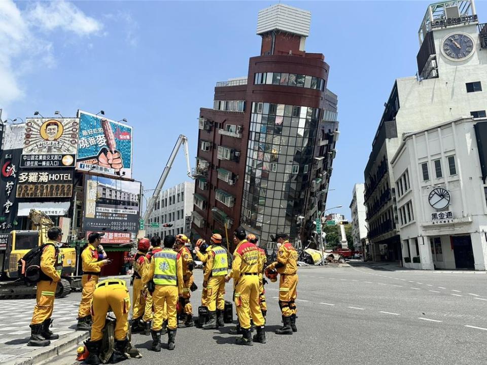 0403花蓮強震造成花蓮市天王星大樓倒塌。（羅亦晽攝）