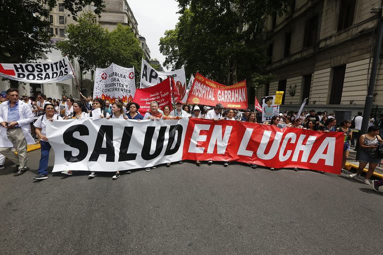 Marcha de médicos y personal de salud en Plaza de Mayo