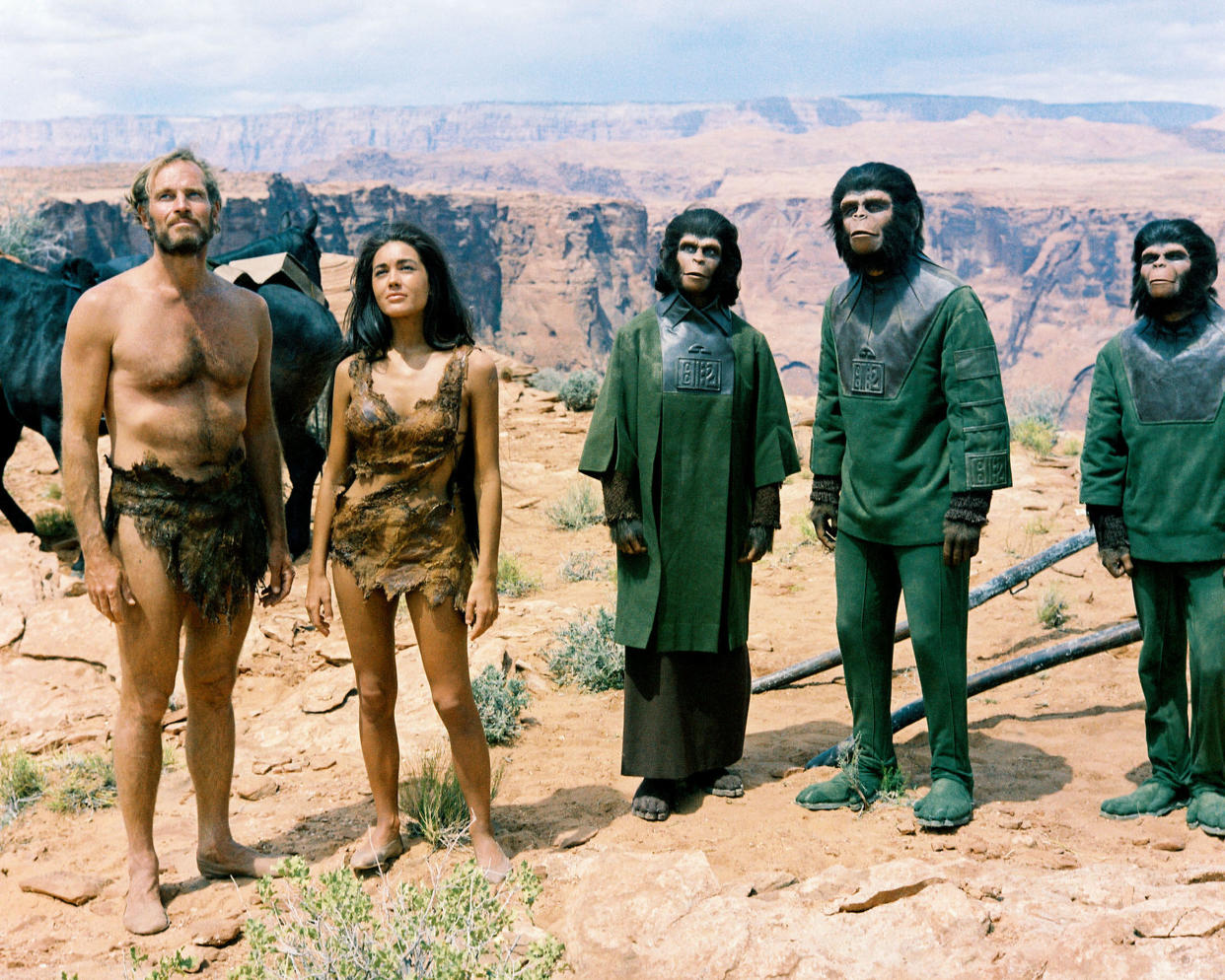 Charlton Heston (1923-2008) y Linda Harrison junto a Kim Hunter (1922-2002), Roddy McDowall (1928-1998) y Lou Wagner en 'El planeta de los simios', de 1968 (Foto de Silver Screen Collection/Getty Images)