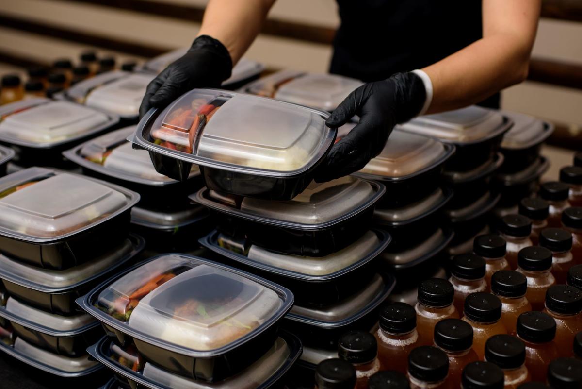 Ню Йорк вече ще глобява ресторанти за включването на обща добавка за храна за вкъщи в техните ястия за изнасяне: „Години в процес на създаване“