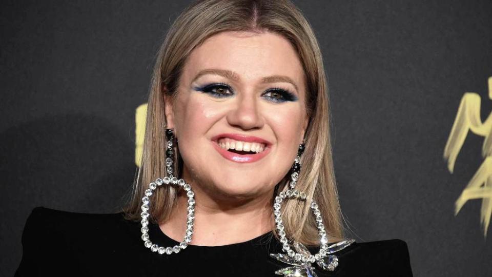 <p>Kelly Clarkson went straight from the stage to the operating table. The singer revealed that just hours after she hosted the Billboard Music Awards on Wednesday, she flew back to Los Angeles and had her appendix removed on Thursday morning. “Not gonna lie,” the singer tweeted, “I may or may not have broken down in […]</p> <p>The post <a rel="nofollow noopener" href="https://theblast.com/kelly-clarkson-appendix-removed/" target="_blank" data-ylk="slk:Kelly Clarkson Had Her Appendix Removed Hours After Hosting the Billboard Music Awards;elm:context_link;itc:0;sec:content-canvas" class="link ">Kelly Clarkson Had Her Appendix Removed Hours After Hosting the Billboard Music Awards</a> appeared first on <a rel="nofollow noopener" href="https://theblast.com" target="_blank" data-ylk="slk:The Blast;elm:context_link;itc:0;sec:content-canvas" class="link ">The Blast</a>.</p>