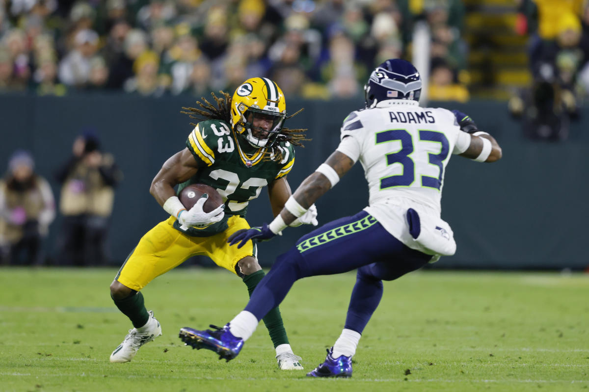 Packers RB Aaron Jones exits game against Seahawks with knee injury