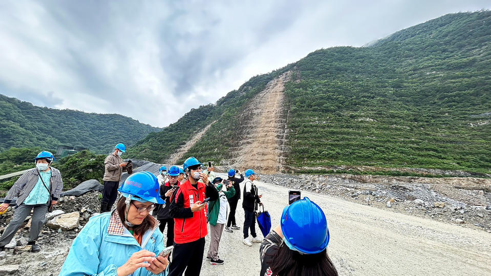 花蓮秀林鄉富世村的亞泥新城山礦場出現大面積的土石崩坍，居民及民代前往勘查災情。