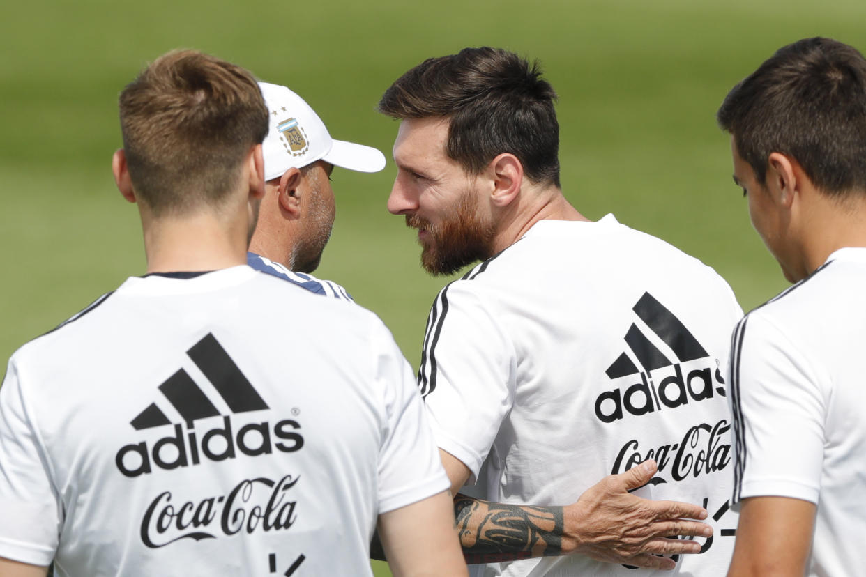 Jorge Sampaoli y Lionel Messi dialogan durante una práctica de Argentina en tierras rusas. AP Photo/Ricardo Mazalan