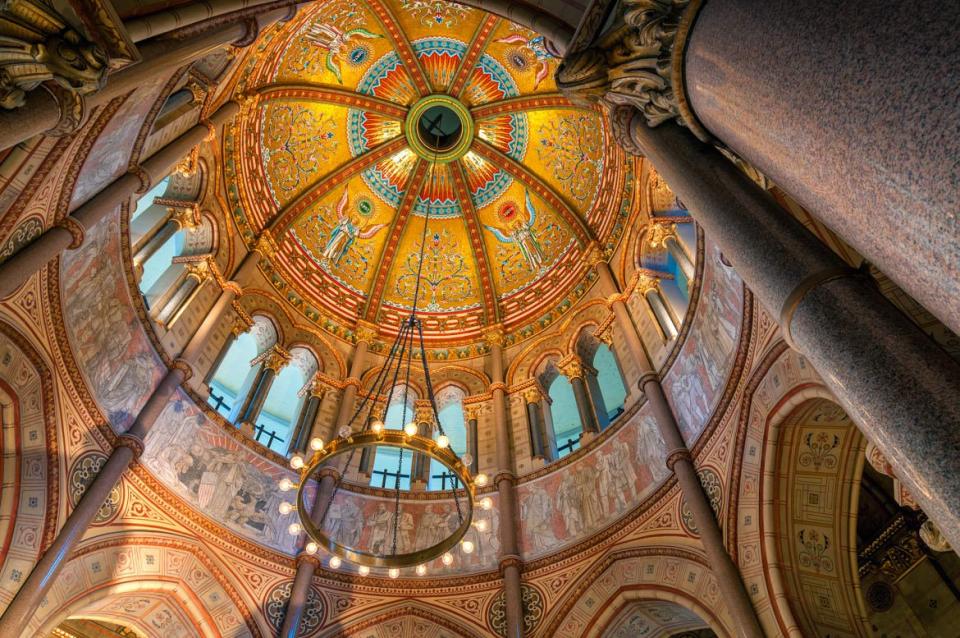 <div class="inline-image__caption">The rotunda of the Garfield Memorial soars high above in Cleveland's Lakeview Cemetery. President James A Garfield and his wife are buried in the crypt below.</div> <div class="inline-image__credit">Getty</div>