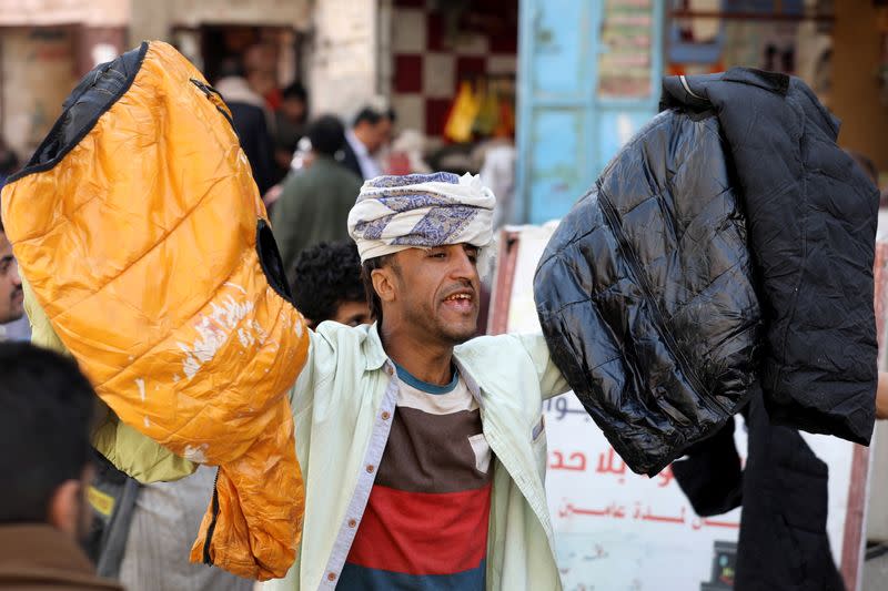 Un vendedor de ropa de segunda mano en un mercado de Sanaa, Yemen, el 5 de febrero de 2021