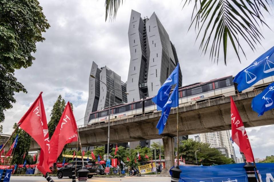 Flags are seen during an election campaign in Sentul, Kuala Lumpur November 11, 2022. ― Picture by Firdaus Latif