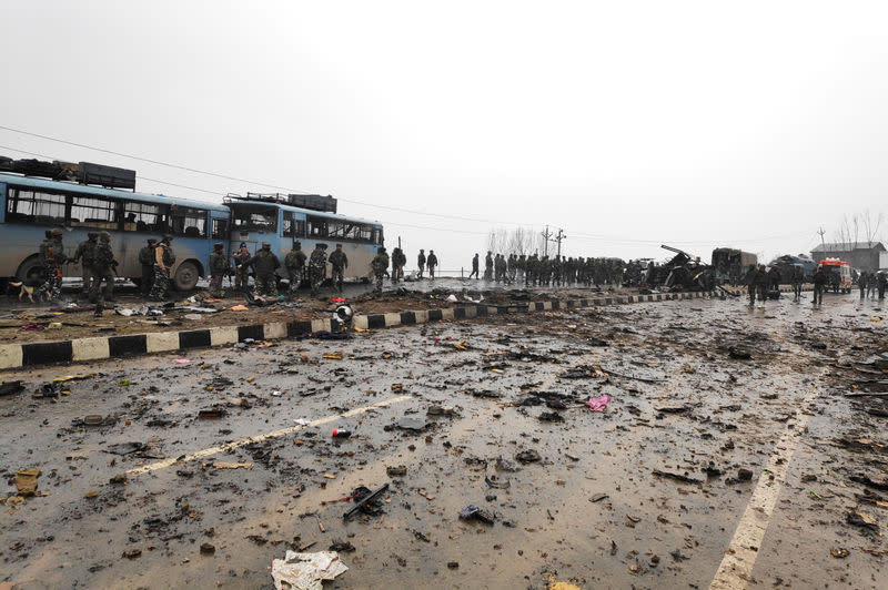 Quarante-quatre policiers indiens ont trouvé la mort jeudi dans un attentat suicide commis au passage de leur car dans la région du Cachemire, ont annoncé les autorités. /Photo prise le 14 février 2019/REUTERS/Younis Khaliq