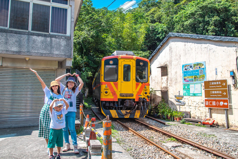 在三貂嶺隨時準備好與火車相遇，拿起手機、相機用鏡頭留住美好的瞬間。   圖：新北市水利局提供