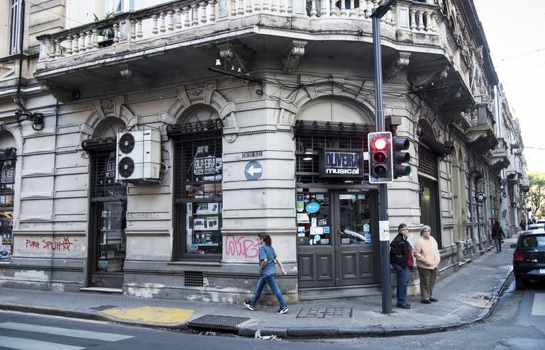 Oliveira Musical está ubicada en el centro de Rosario, en la esquina de Urquiza y Entre Ríos