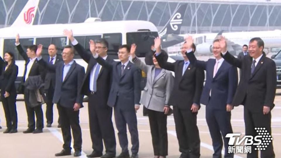 國台辦副主任陳元豐率一行人到上海浦東機場為馬英九一行送機。（圖／TVBS）