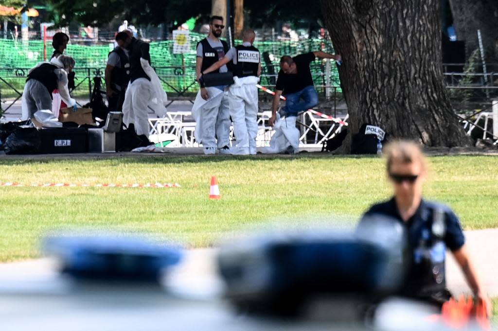 Des experts de la police scientifique interviennent aux abords du lac d’Annecy ce jeudi 8 juin, après l’attaque au couteau qui a fait 6 blessés, dont quatre enfants en milieu de matinée. 