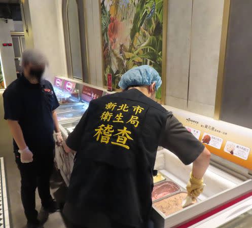 新馬辣新店裕隆城店傳疑似食物中毒事件，新北衛生局命該店自17日起暫停營業。（圖：新北衛生局提供）