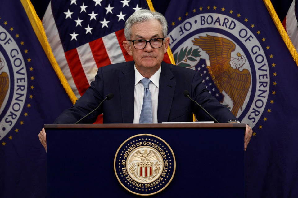 Thawj Tswj Hwm Federal Reserve Board Thawj Tswj Hwm Jerome Powell tuav lub rooj sib tham xov xwm tom qab tshaj tawm tias Tsoom Fwv Teb Chaws Reserve tau nce cov paj laum los ntawm ib nrab ib feem pua ​​​​ntawm cov ntsiab lus, ntawm Tsoom Fwv Teb Chaws Reserve Building hauv Washington, US, Kaum Ob Hlis 14, 2022. REUTERS/Evelyn Hockstein