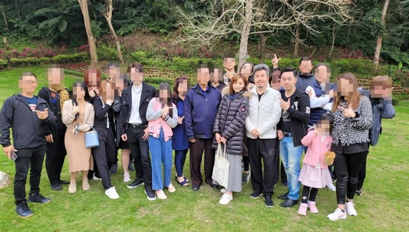 3月初時艾成家中21位親人來台灣看他，王瞳帶他們參觀。（圖／翻攝自王瞳臉書）