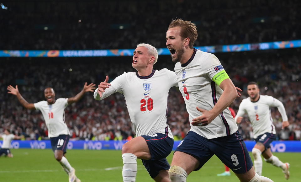 Phil Foden (links) feiert mit Harry Kane dessen Siegtor gegen Dänemark zum Einzug ins Finale.(Bild: REUTERS/Laurence Griffiths)