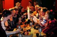 <p><b>Medieval Banquet and Bertie’s Restaurant</b> Onde: Ruthin, País de Gales</p> <p>Costumes são estimulados, não ordenados. Mas você pode querer tirar o pó da armadura para participar de um banquete medieval que inclui uma refeição de quatro pratos. No requintado restaurante do chef Darren Shenton-Morris, o mais impressionate prato inclui peito de pombo com batata fondant, cogumelo selvagem e alho assado.</p>