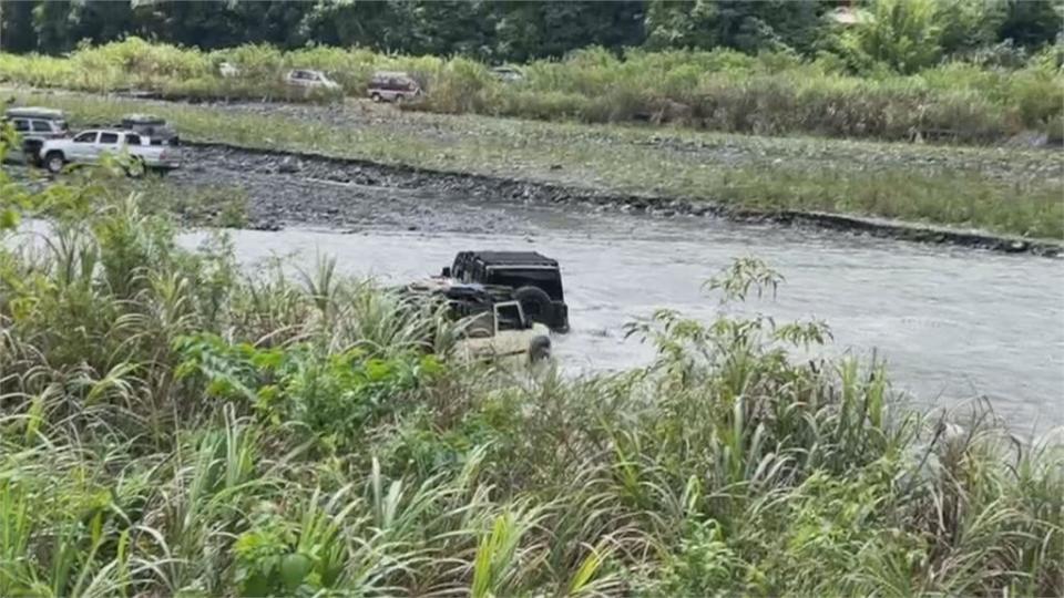 宜蘭清水溪遭困車輛全數撤離　驚險搶救！有人差點被沖走