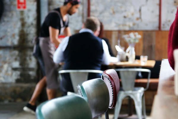 Ley Silla aplicaría a trabajadores de restaurantes, supermercados y centros comerciales. Foto: Unsplash | Ilustrativa 