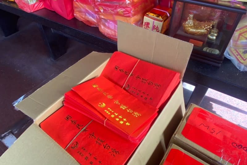 20230110-有民眾在南投紫南宮拍到，今年義消紅包上有寫「國泰民安、守護台灣」，諧音意即「郭台銘安（鴻海創辦人）、守護台灣」。（讀者提供）