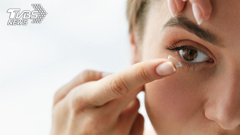 英國一名女子隱形眼鏡藏眼皮內長達28年。（示意圖／shutterstock 達志影像）