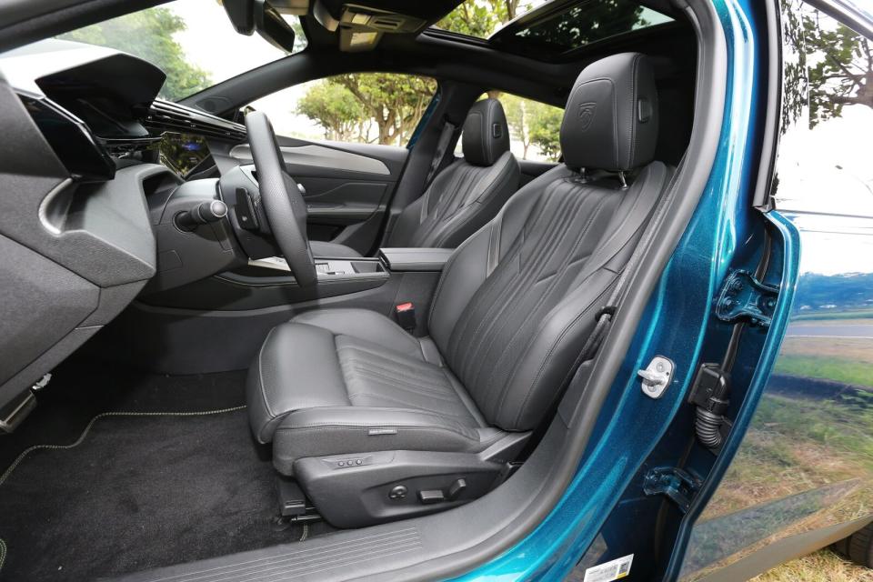 試駕車選用升級頭枕帶有盾形獅徽的Nappa黑色皮革座椅，駕駛座還附有AGR認證。