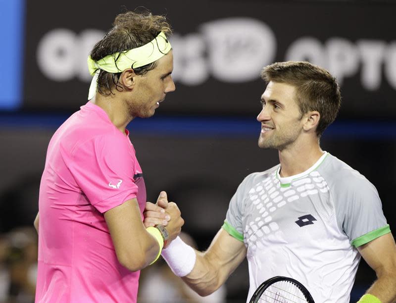 MLB83 MELBOURNE (AUSTRALIA) 20/01/2015.- El tenista español Rafael Nadal (izq) recibe las felicitaciones del estadounidense Tim Smyczek tras ganar el partido de segunda ronda del Abierto de Australia de tenis en Melbourne, hoy, miércoles 21 de enero de 2015. EFE/Barbara Walton