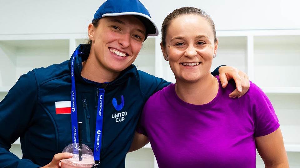 Iga Swiatek and Ash Barty, pictured here posing for a photo at the United Cup in Brisbane. 