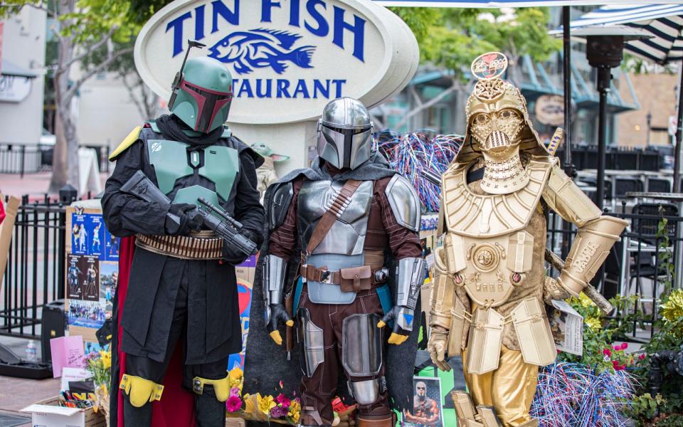 Ob sich diese drei "Cosplayer" (fotografiert bei der Comic-Con 2021 in San Diego) einen Übernachtungsbesuch im "Star Wars"-Themenhotel leisten können? (Bild: 2021 Daniel Knighton/Daniel Knighton)