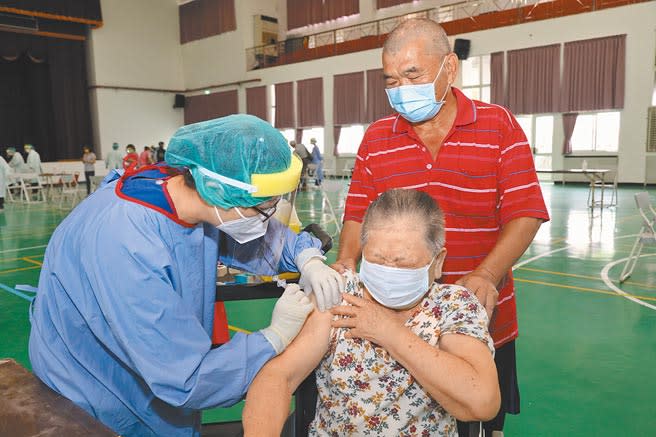 嘉義縣針對85歲以上民眾施打疫苗進入第3天，昨大型接種站民眾到場接種比例占預約人數7成多，較前兩天都少。（呂妍庭攝）