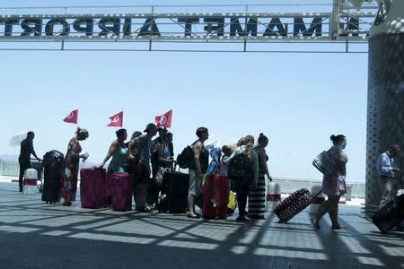 Tourists queue to leave Tunisia at the Enfidha international airport, June 27, 2015. REUTERS/Zoubeir Souissi