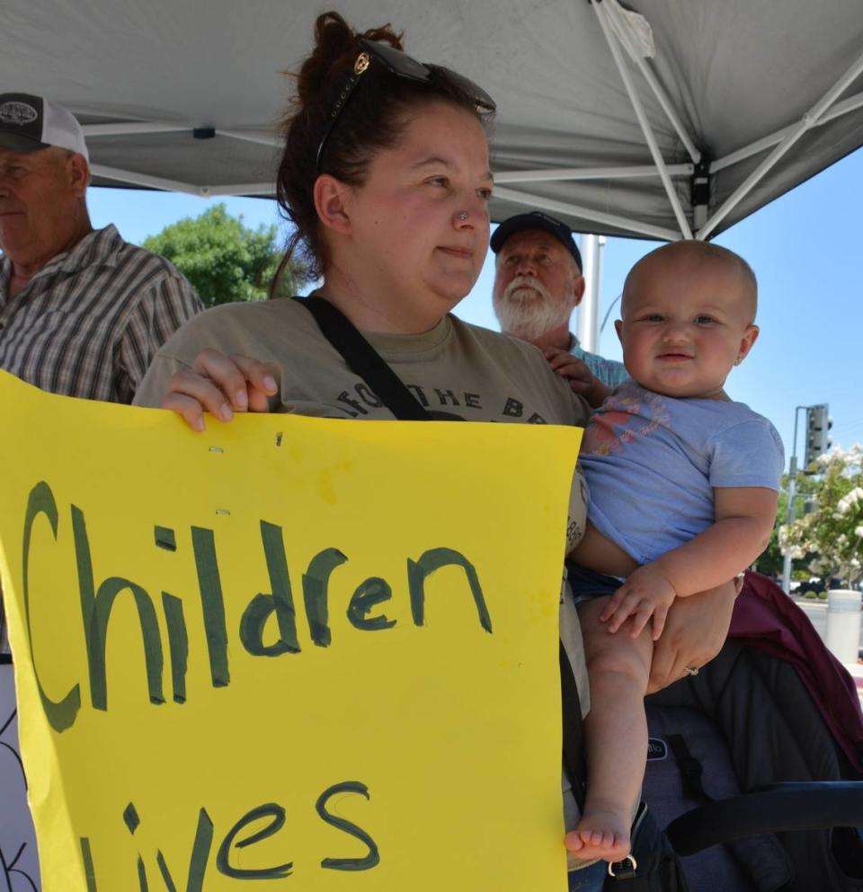 Megan Bellamy llevó a su hija de 11 meses, Sofie, a una protesta contra la liberación pendiente del delincuente sexual Kevin Gray frente al Departamento de Policía de Turlock, el 21 de junio de 2024.