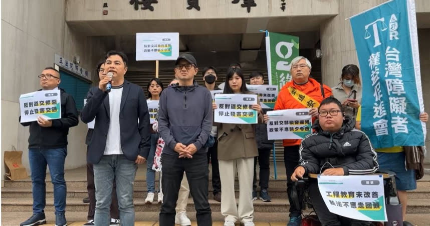 路權團體將在3月17日於全台進行快閃街頭運動，反對微罪不檢舉不記點。（圖／翻攝自行人零死亡推動聯盟TVZA 臉書）