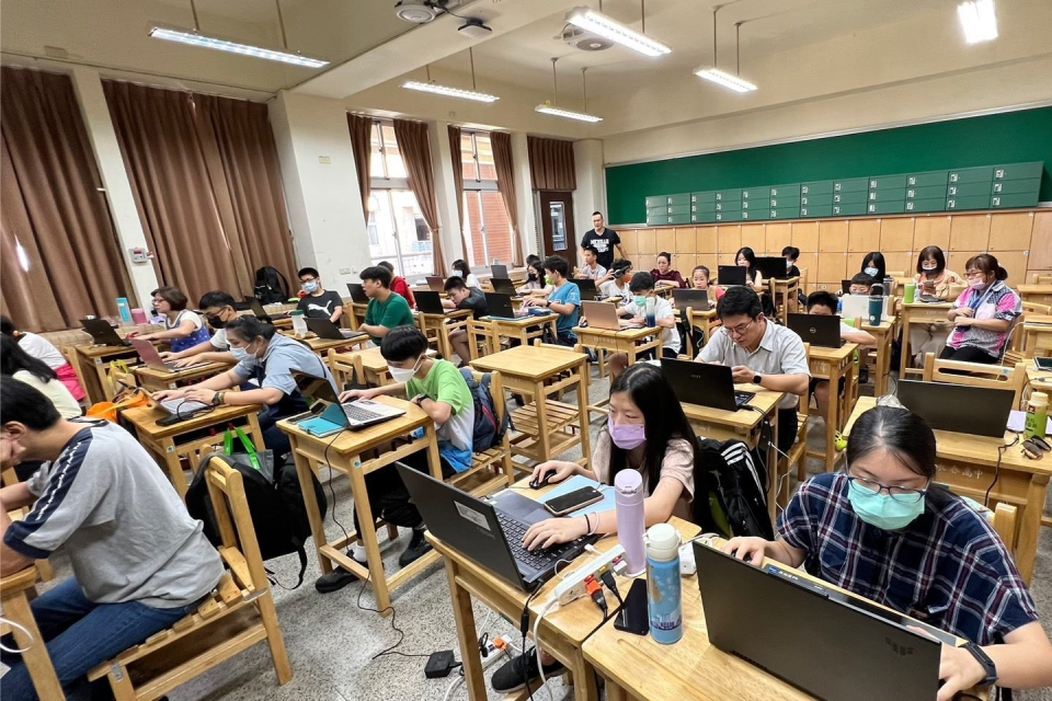 臺北市教育局辦理課程，帶領師生認識3R科技創作工具及使用技巧