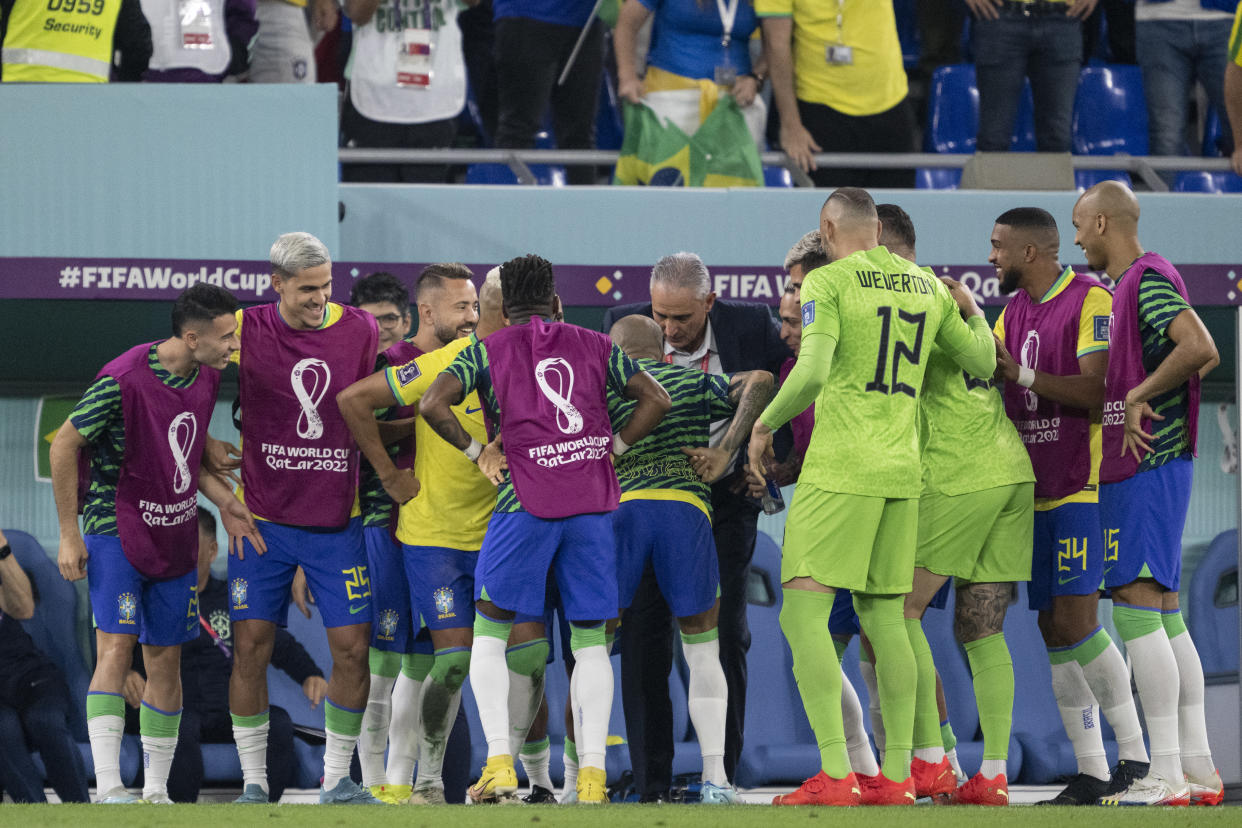 Tite bailó con sus jugadores en el juego de octavos contra Corea del Sur. (Foto: Sebastian Frej/MB Media/Getty Images)