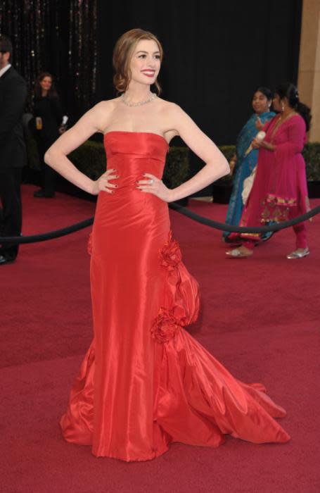 <p><span>Anne Hathaway trug 2011 das einzige rote Kleid, das auf dieser Top-15-Liste auftaucht, und machte bei der Veranstaltung nachhaltig Eindruck – nicht nur als Moderatorin an der Seite von James Franco, sondern auch durch ihre Outfit-Wahl. Ihre feuerrote Seidenrobe von Valentino kostete schätzungsweise rund 80.000 Dollar, fast ein Schnäppchen verglichen mit ihrer zehn Millionen teuren Kette von Tiffany & Co.</span> </p>