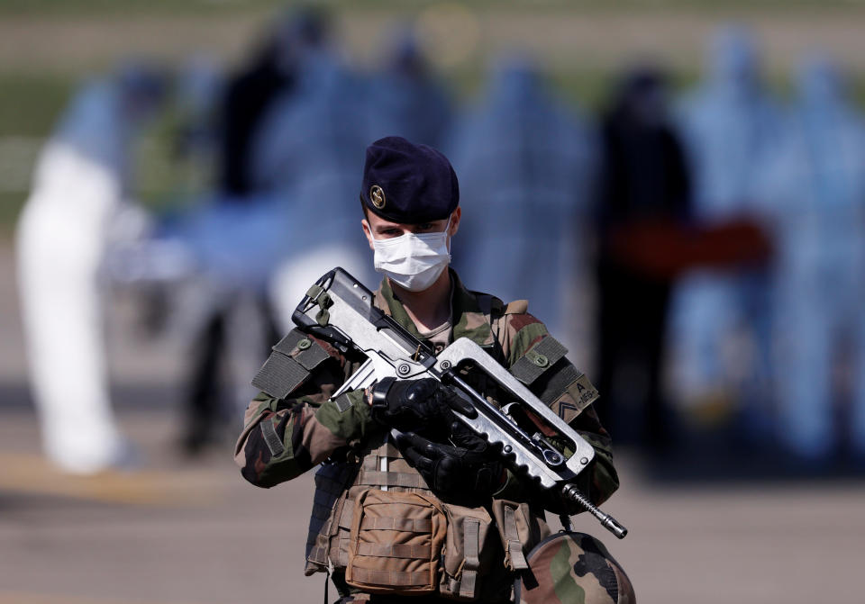 Varios países, como Francia, han sacado a sus militares a las calles. REUTERS/Christian Hartmann