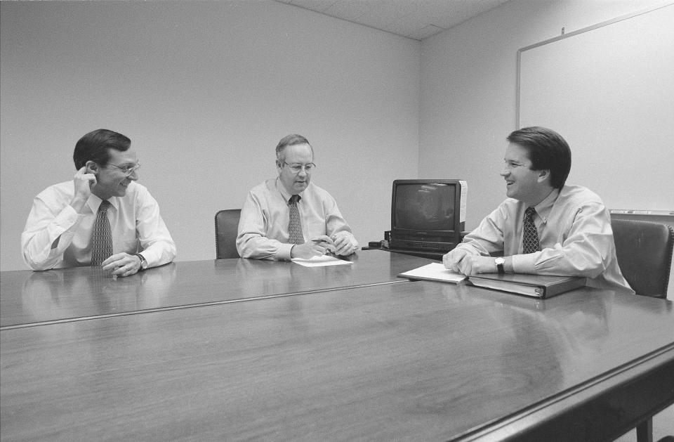 Brett Kavanaugh, right, during a meeting with independent counsel Kenneth Starr, center, and deputy independent counsel John Bates, left, on Nov. 13, 1996. (David Hume Kennerly via Getty Images)