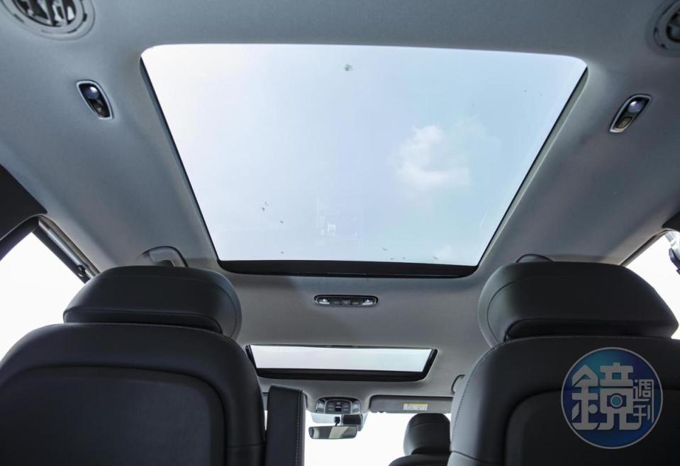 豪華雙天窗讓車內毫無閉塞感。