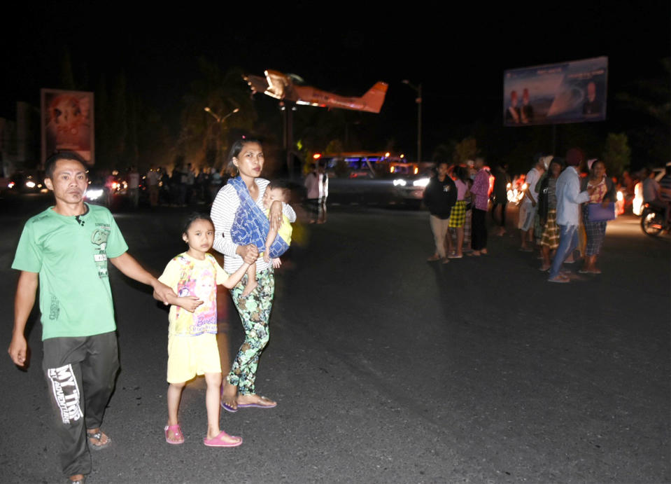 <p>People react on the street following an earthquake near the former Selaparang Airport, Mataram, Lombok, Indonesia, Aug. 5, 2018. (Photo: Antara Foto/Ahmad Subaidi/ via Reuters) </p>