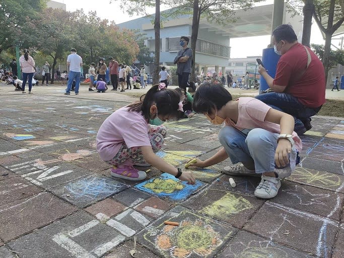 從地面「造反」 讓心靈起飛　志航國小親師生快閃塗鴉行動