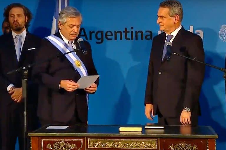 El presidente Alberto Fernández le toma la jura al ministro de defensa Agustín Rossi
