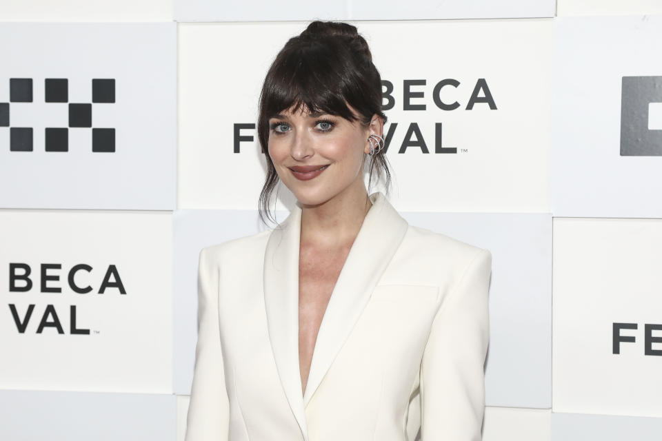 La actriz Dakota Johnson en el estreno de "Cha Cha Real Smooth" en el BMCC Tribeca Performing Arts Center en el Festival de Tribeca 2022 el 13 de junio de 2022 en Nueva York. (Foto Andy Kropa/Invision/AP)