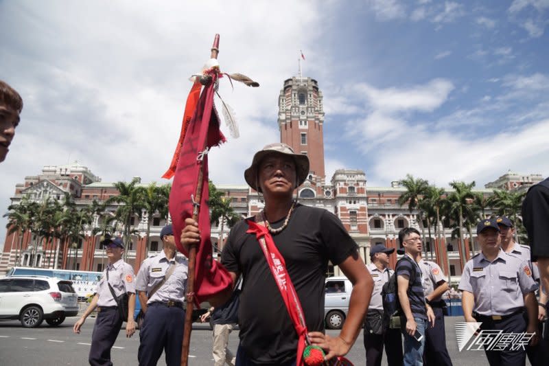 2016-08-01-蔡英文向原住民道歉-蔡英文隔著軍警向場外原住民揮手-引起原民不滿05-曾原信攝