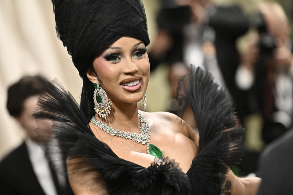 Cardi B llega a la gala benéfica del Instituto del Vestido del Museo Metropolitano de Arte para celebrar la inauguración de la exposición "Sleeping Beauties: Reawakening Fashion" el lunes 6 de mayo de 2024, en Nueva York. (Foto Evan Agostini/Invision/AP)