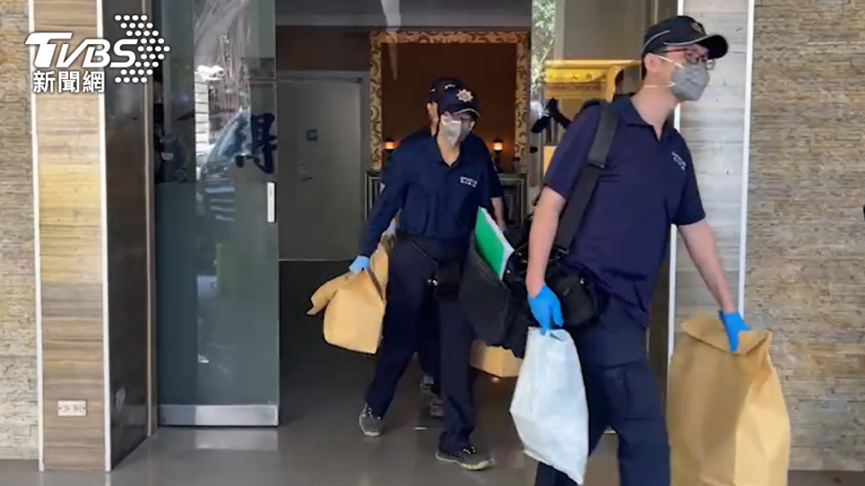 警方提著七大袋牛皮紙袋走出來。（圖／TVBS）