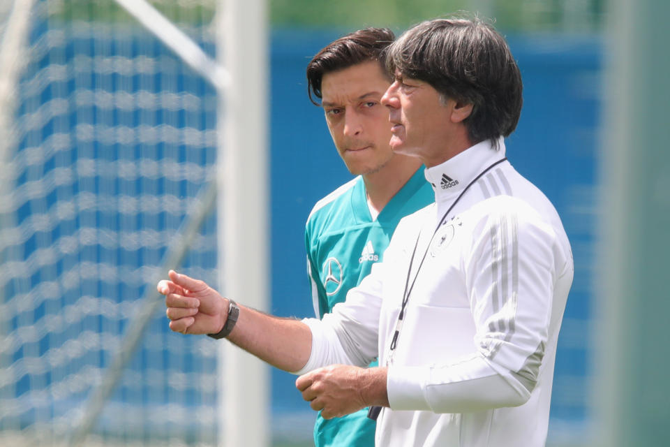 Das Tischtuch ist wohl endgültig zerschnitten: Mesut Özil geht Joachim Löw aus dem Weg